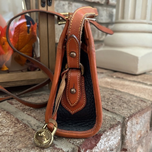 Vintage Dooney & Bourke All Weather Leather Black Cognac Zipped Crossbody Purse - Picture 2 of 16